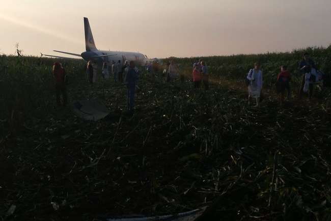 Внаслідок аварійної посадки літака під Москвою постраждали 23 людини