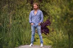 Украинский Бэтмен: Олег Винник оригинально поздравил друга