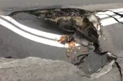 Возле Офиса президента провалился асфальт (фото)