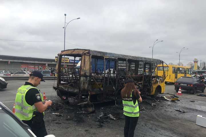 Причиною загорання маршрутки біля метро «Лісова» став підпал