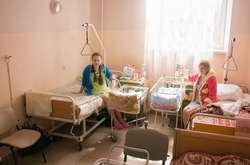 У більшості пологових будинків, якщо це не приватні заклади, новоспечені мами з новонародженими розміщуються і по 2-3, а то й по 4 людини в палаті