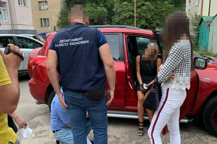 Чиновницю Львівської міськради затримали на хабарі