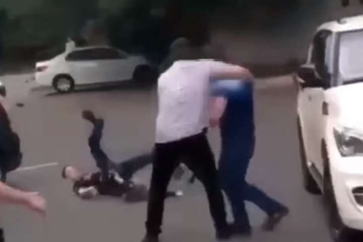 У столичному супермаркеті п’яний чоловік побив сім’ю із дитиною (відео)
