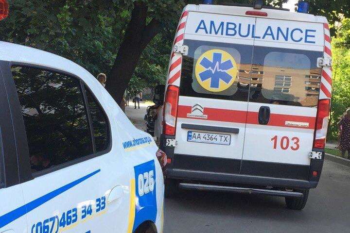 На місце прибули правоохоронці та медики - Минулої доби на Київщині з вікон випало двоє дітей (фото)