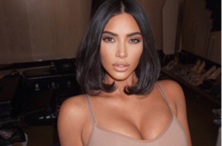 Пышнотелая Ким Кардашьян покрасовалась в платье с пикантными вырезами
