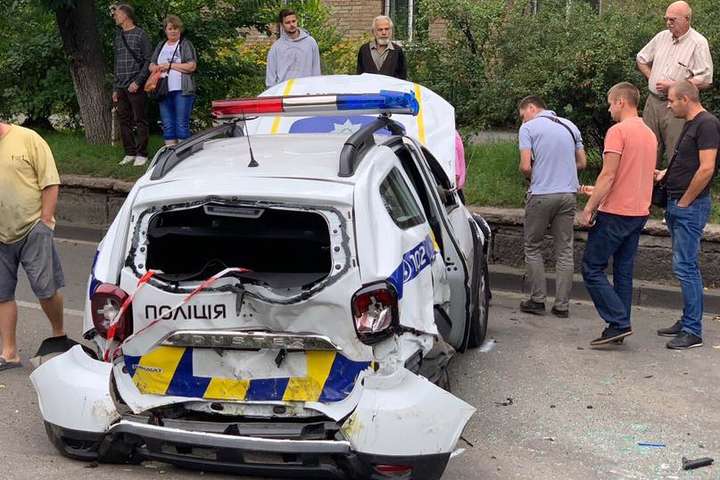 У Києві перекинувся поліцейський Renault (фото, відео)