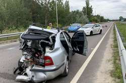 Машина хлібзаводу на великій швидкості в'їхала в задню частину авто