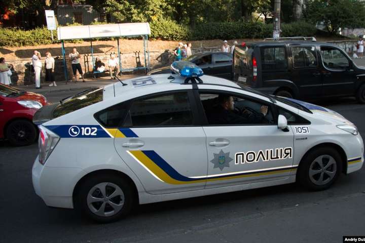 У Києві автомобіль поліції збив дівчину
