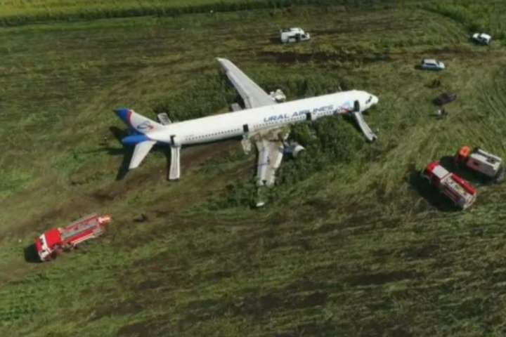 Пасажири російського літака після аварійної посадки відмовилися летіти до Криму