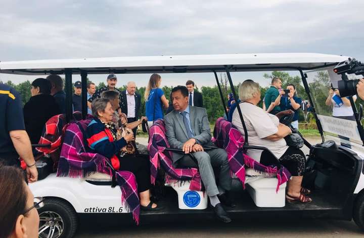 У Станиці Луганській запустили електрокар для перевезення людей на КПВВ 