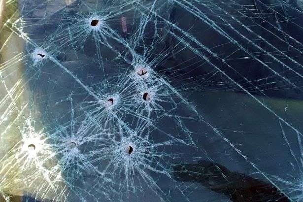У Києві з вікна багатоповерхівки обстріляли авто 