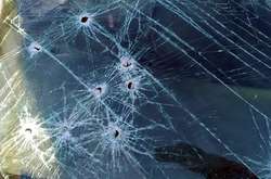 У Києві з вікна багатоповерхівки обстріляли авто 