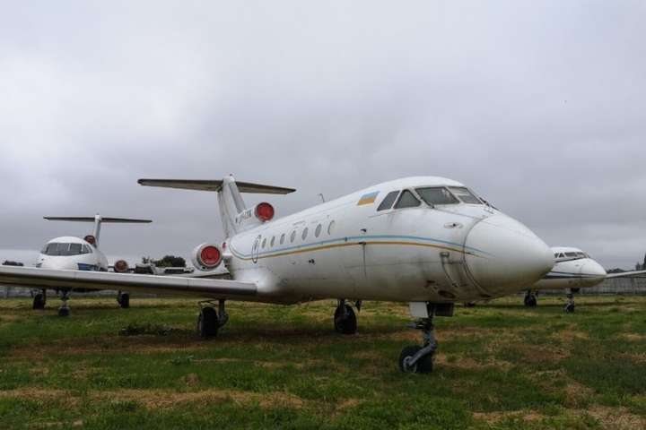 Арештований пасажирський літак Як-40 продають за 4,5 млн грн