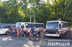 Міська влада і поліція тимчасово розмістили в автобусах постраждалих внаслідок пожежі в одеському готелі