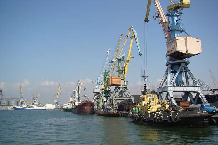 Стало відомо, скільки мільйонів втратив порт Бердянська через блокаду Азову