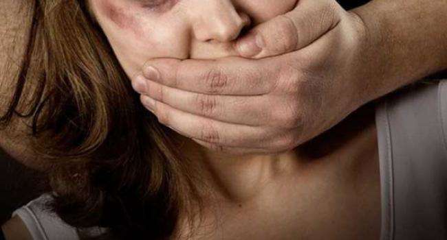 На Полтавщині троє чоловіків пограбували і зґвалтували жінку
