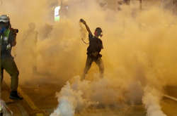  Поліція застосовує сльозогінний газ проти протестувальників / Фото: AP 