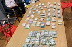 Під час обшуку правоохоронці вилучили 520 тисяч доларів США та 140 тисяч євро 