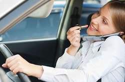 У Великобританії розмови по телефону за кермом хочуть прирівняти до п’яної їзди