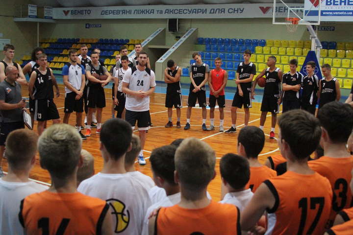 Українець з НБА Михайлюк провів майстер-клас в Черкасах