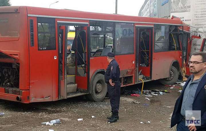 У Росії автобус «протаранив» будинок: один загиблий, десятки постраждалих
