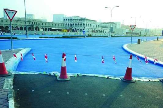 У Катарі перефарбували дорогу у синій колір для зниження температури асфальту