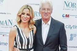 69-летний Ричард Гир отдыхает с молодой женой на пляже в Италии: фото папарацци