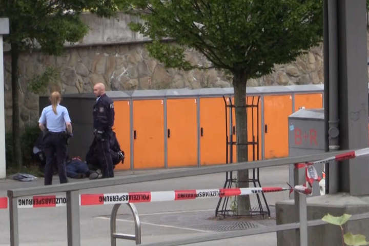 У Німеччині чоловік напав з ножем на людей на вокзалі – є жертви