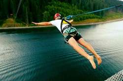 У Буковелі під час роуп-джампінгу обірвалась мотузка: важко постраждали хлопець і дівчина