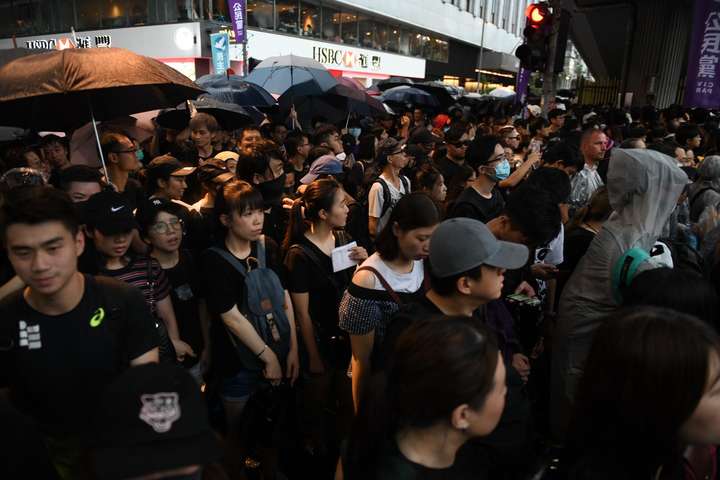 Десятки тисячі людей знову вийшли на протестну ходу у Гонконгу