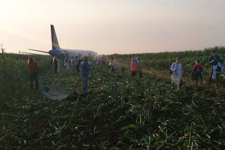 Експерти розшифровують «чорні скриньки» літака, який сів у кукурудзі під Москвою