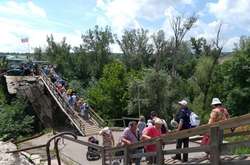 Представник Зеленського оглянув зруйнований міст у Станиці Луганській