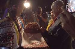 Жена премьера Израиля устроила скандал в самолете, а по прилете в Киев бросила на асфальт украинский каравай (видео)