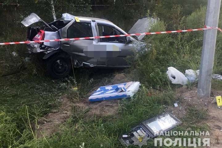 Такси Uklon разбилось о столб в Киеве: погибла пассажирка