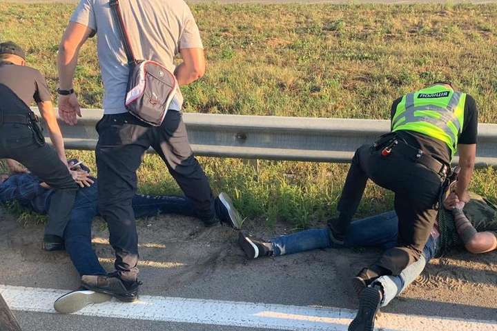 Поліція Київщини затримала групу іноземців за зухвалий напад на підприємця (фото)