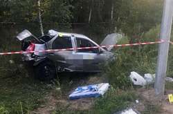 Автомобіль однієї зі служб таксі з’їхав із проїжджої частини та врізався у електроопору