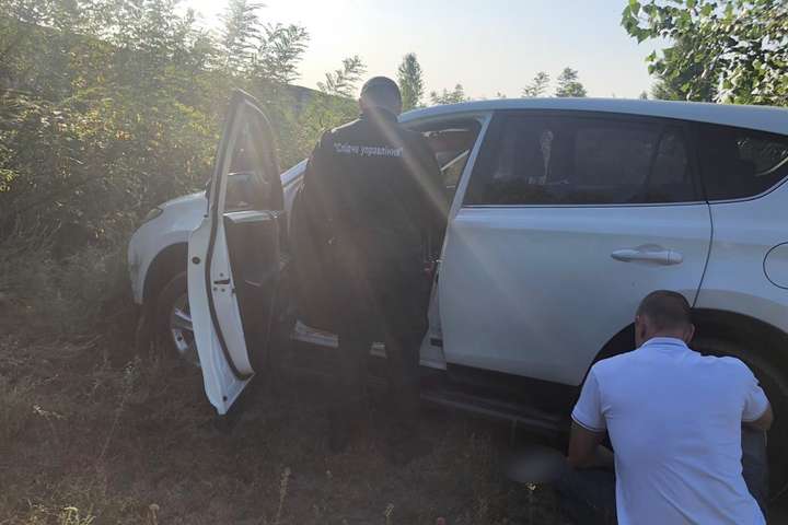 Поліція знайшла під Києвом авто, на якому зникли мати з донькою (фото)