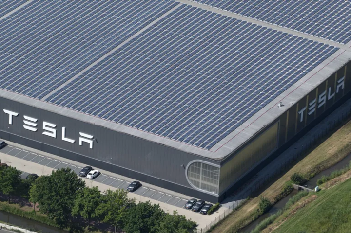 Tesla начала сдавать в аренду солнечные батареи