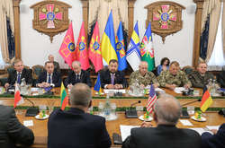 Полторак и Хомчак провели встречу со стратегическими советниками НАТО