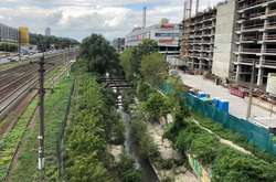 Від бульвару Дружби народів до вулиці Коновальця річка Либідь протікає у відкритому бетонному жолобі