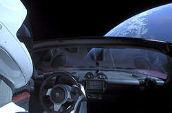 Tesla Roadster с манекеном внутри совершил первый полет вокруг Солнца