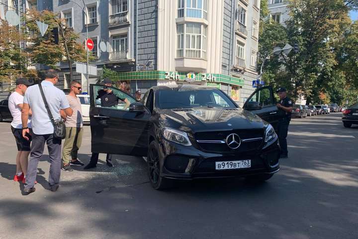 У центрі Києва п’яний водій авто на російській реєстрації заснув за кермом (фото, відео)
