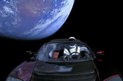 Tesla Iлона Маска облетіла навколо Сонця