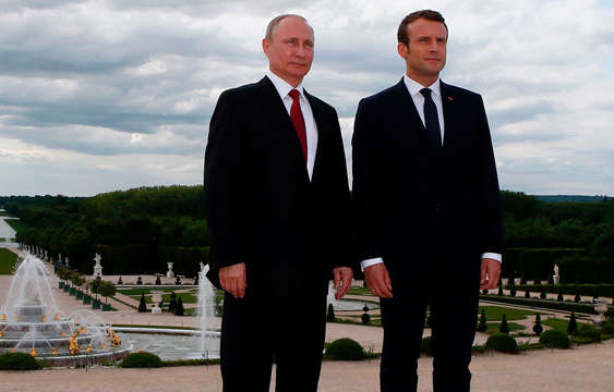 Макрон і Путін проводять зустріч на півдні Франції