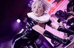 Лесбийские поцелуи и танцы на столе: как украинские певицы развлекают россиян в Монако