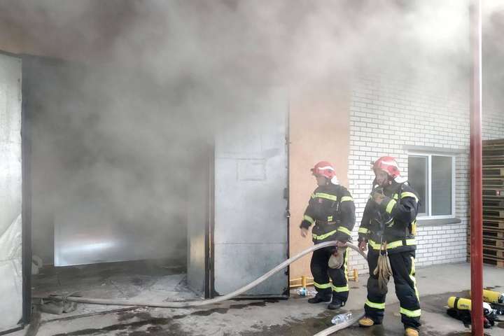 У Києві сталася велика пожежа у складському приміщенні (фото, відео)