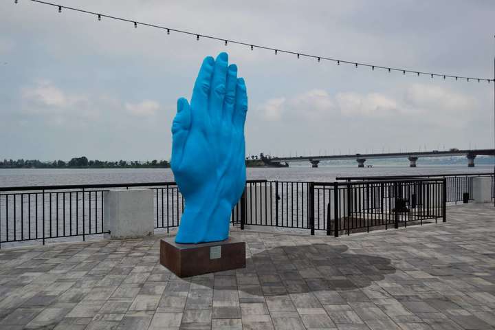 Гигантская синяя рука переехала из Киева в Николаев