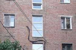 У під’їздах вінницьких багатоповерхівок продовжують замінювати вікна