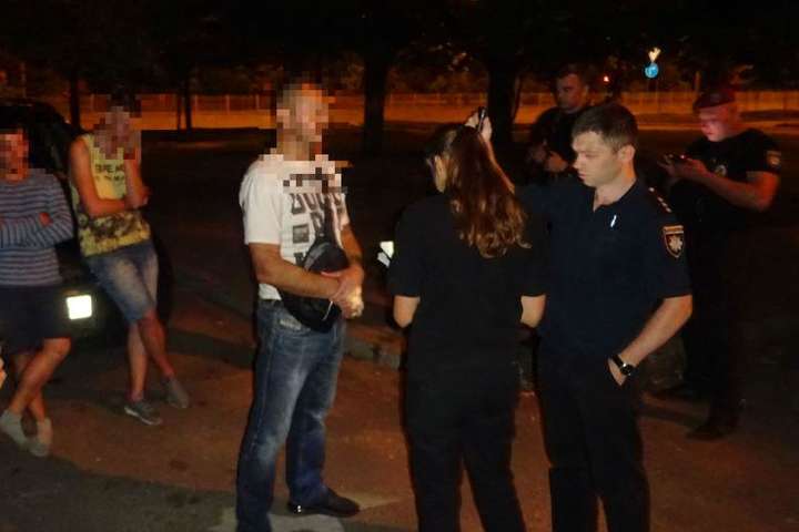 У центрі Києва чоловік заступився за підлітків і отримав кулю (фото, відео)