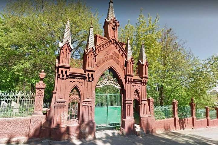 Столична влада заборонила розбирати огорожу Байкового кладовища